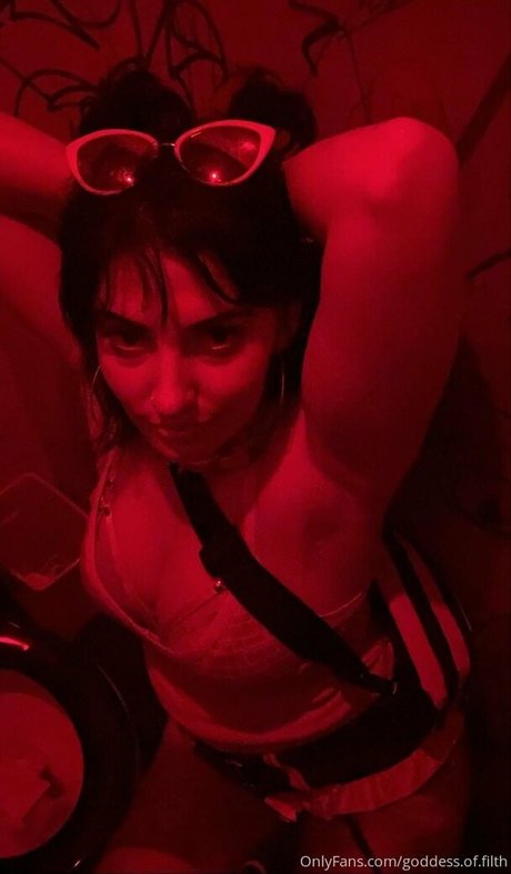 goddess of filth nude model pic