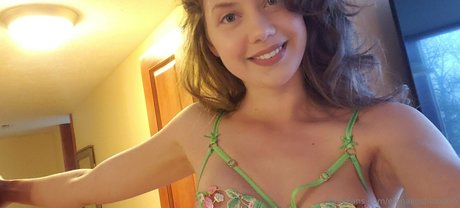 Elenakoshkaxoxo hd pornstar picture