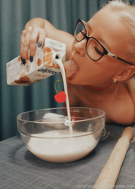 evelinpage free star nude photo