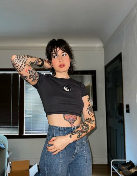 Annie Jay exclusive star pictures