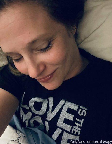 sexttherapy model top photo