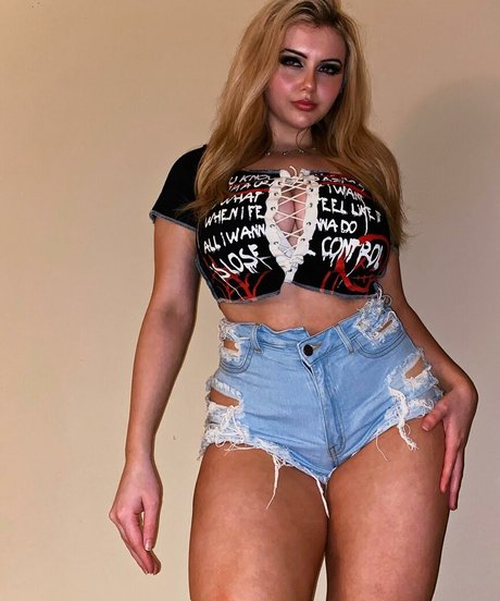 Larkan Danielle hot star image