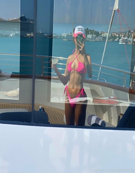 epixemily nude star img