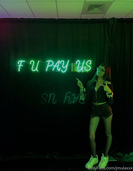 Jenelle Mathew model pic