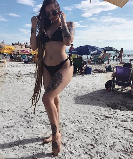 Victoria Macan model art photo