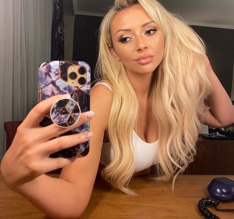 Kimberly Hart Simpson nice star photo