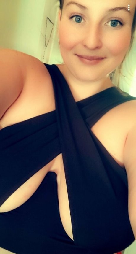 thickmilkymommy hot model pic