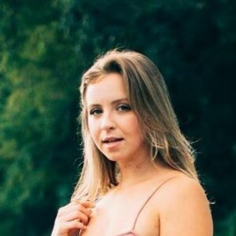 Sarah Senecal model hd image