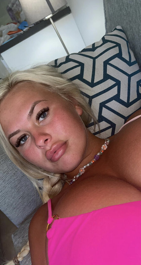 Shauni Scanlan model perfect archive