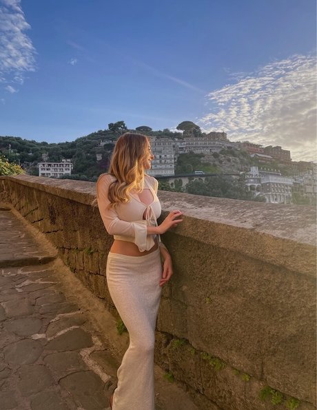 Charlotte Bregman naked model image