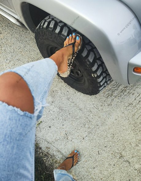 atomictoez model adult pics