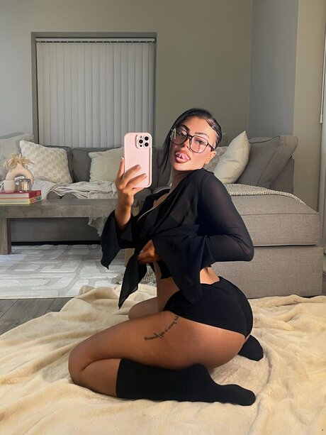 Hollyydollyy art actress archive