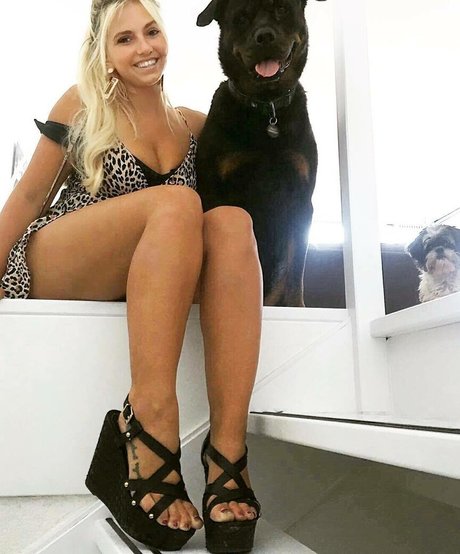 Sensi Lowe star sexy photo