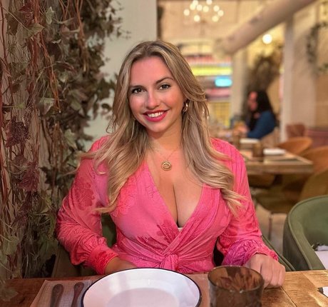 Sensi Lowe sexy model pictures