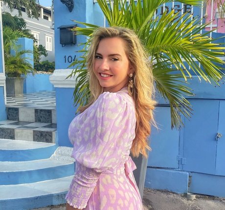 Sensi Lowe top star pictures