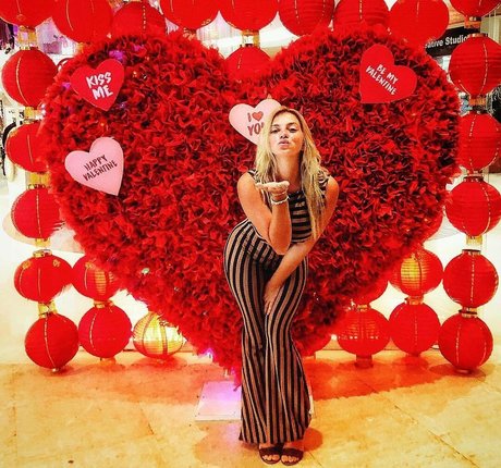 Sensi Lowe actress picture