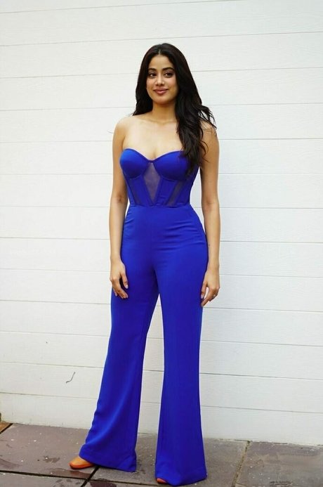 Janhvi Kapoor art star galleries