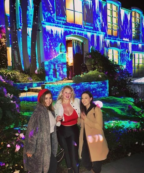 BlondiePomie nice actress photos