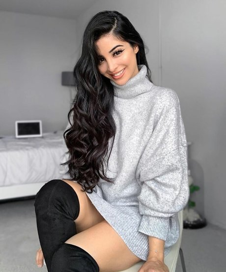 Elwa Saleh star high quality pics