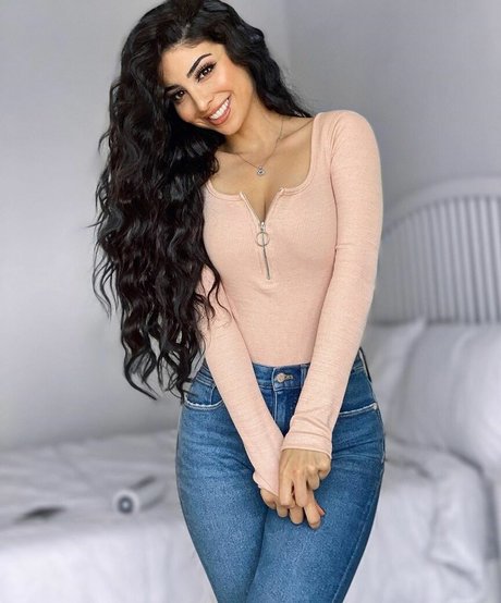 Elwa Saleh sexy model photos