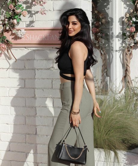 Elwa Saleh sexy model photos