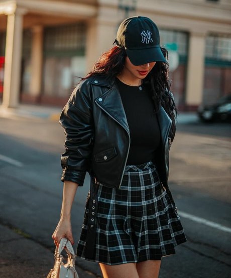 Elwa Saleh hot pornstar img