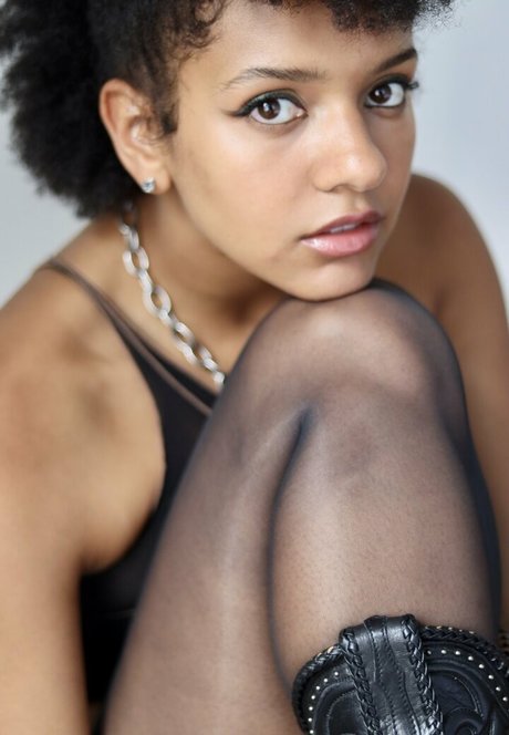 Djouliet Amara erotic model img