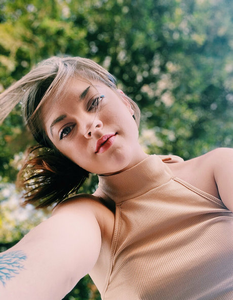 oliviawildinfree model naked photo