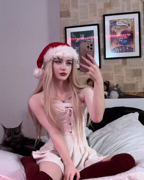 Evalunna model high quality pictures