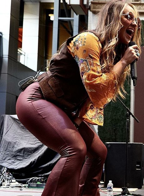 Lainey Wilson perfect pornstar pics