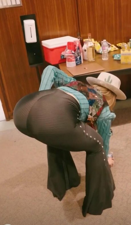 Lainey Wilson star high quality image