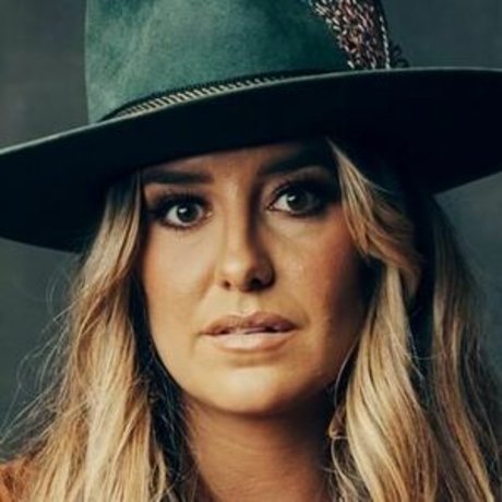 Lainey Wilson sexy model img