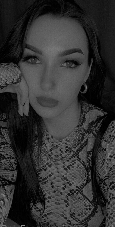 cassie swallows model nude image