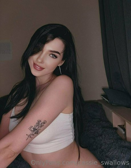 cassie swallows naked model img