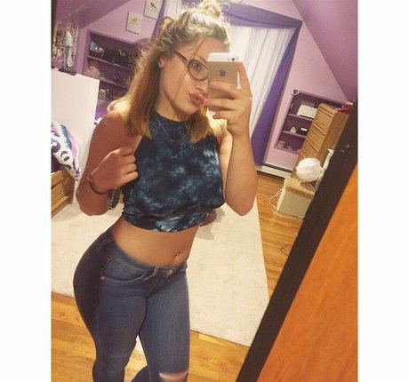 Ali Cortese art model pics