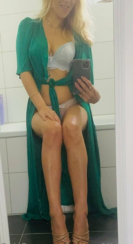 your m1lf mama model erotic photo