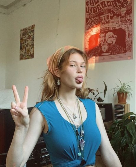 Ariane Ganz star adult picture