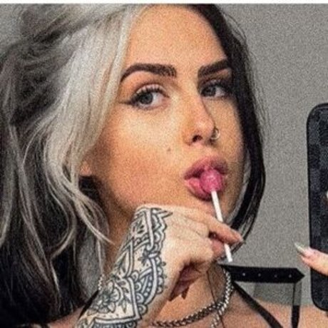 izzysiim exclusive model images