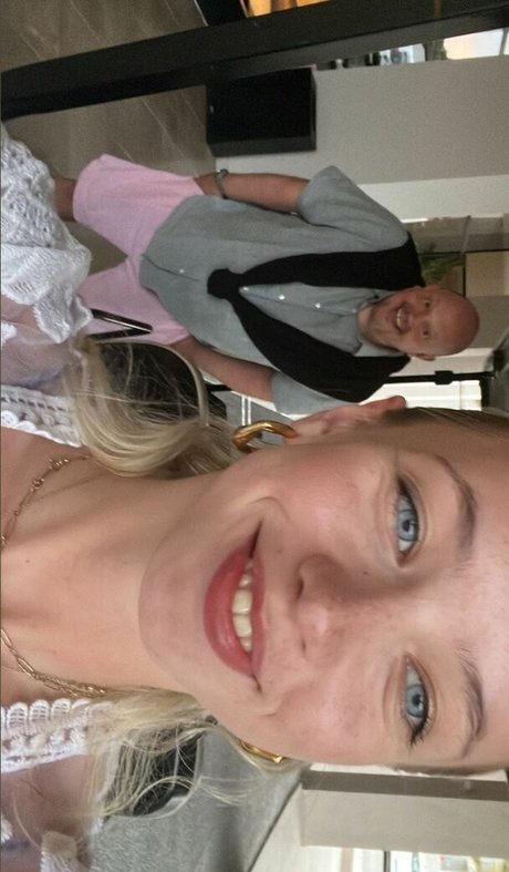 Lola Clark top star photo