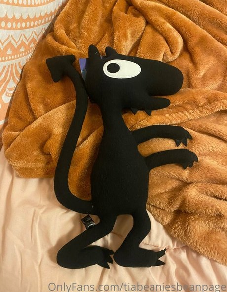 realprincesstiabeanie exclusive model image