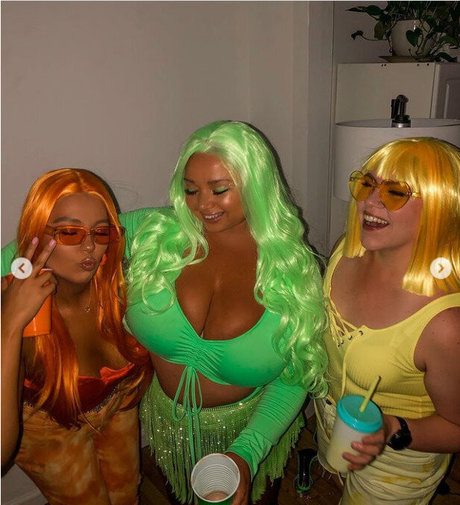 outdoor milf onlyfans top img