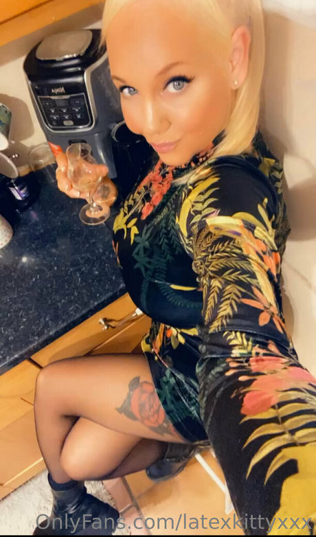 latexkittyxxx naked pornstar pic