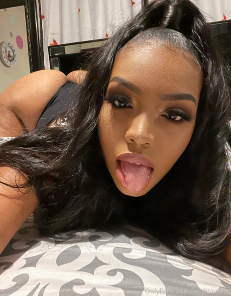 leydiitavarez pornstar erotic picture