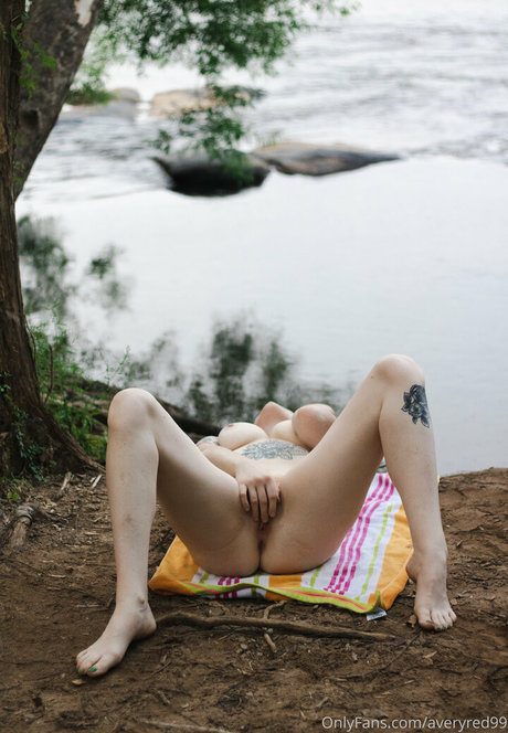 averyred99 pornstar naked image