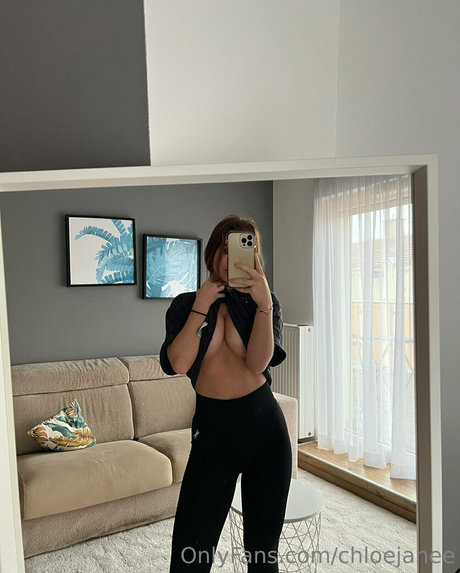 chloejanee art star gallery