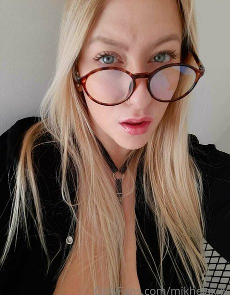 mikhelaxxx model exclusive pics