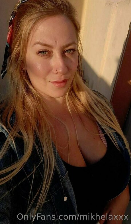 mikhelaxxx model erotic pic