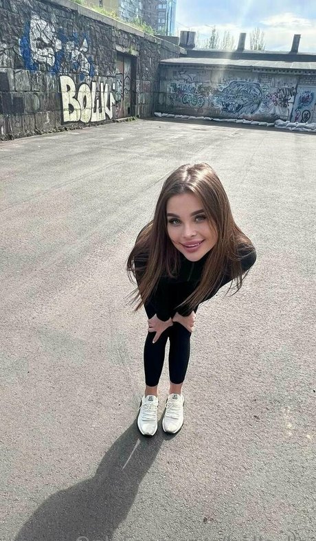 bella lla actress picture