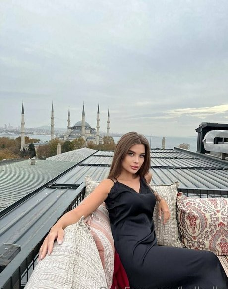 bella lla hot star image