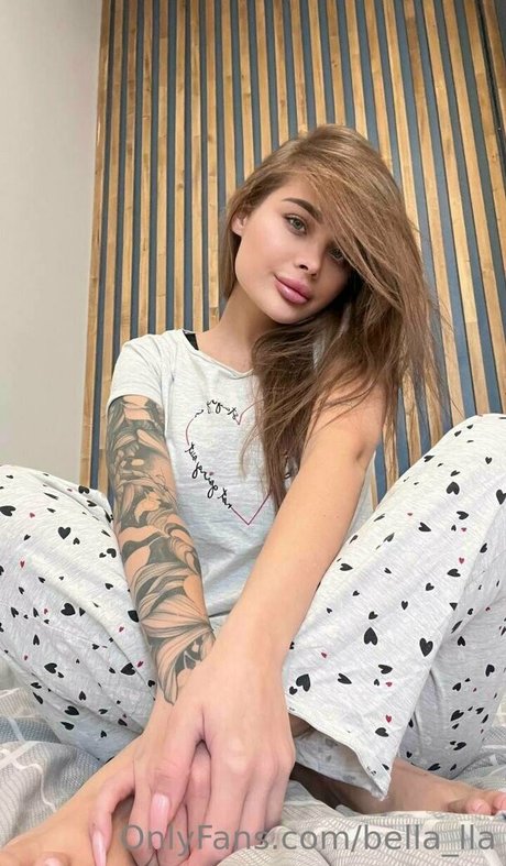 bella lla naked star photos